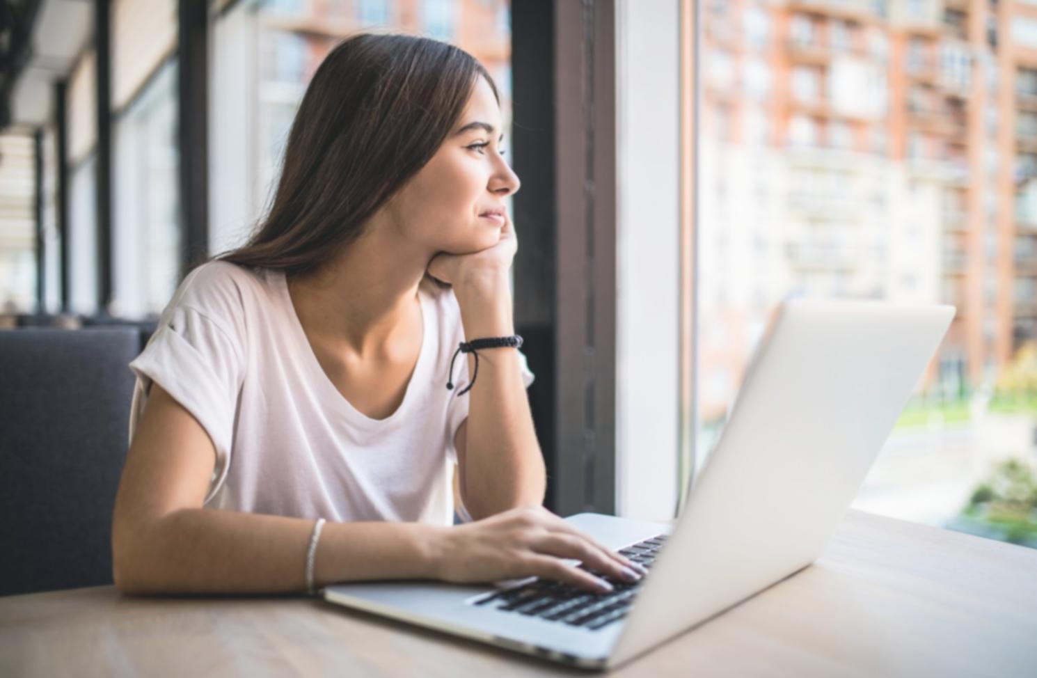 Professionelle Finanzberatung in modernem Büroumfeld