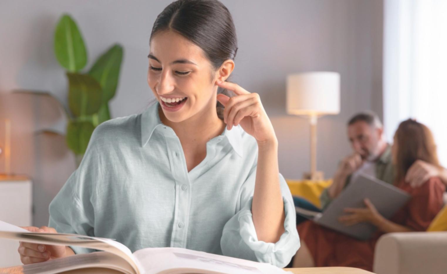 Person arbeitet an Finanzplanung mit Taschenrechner und Dokumenten