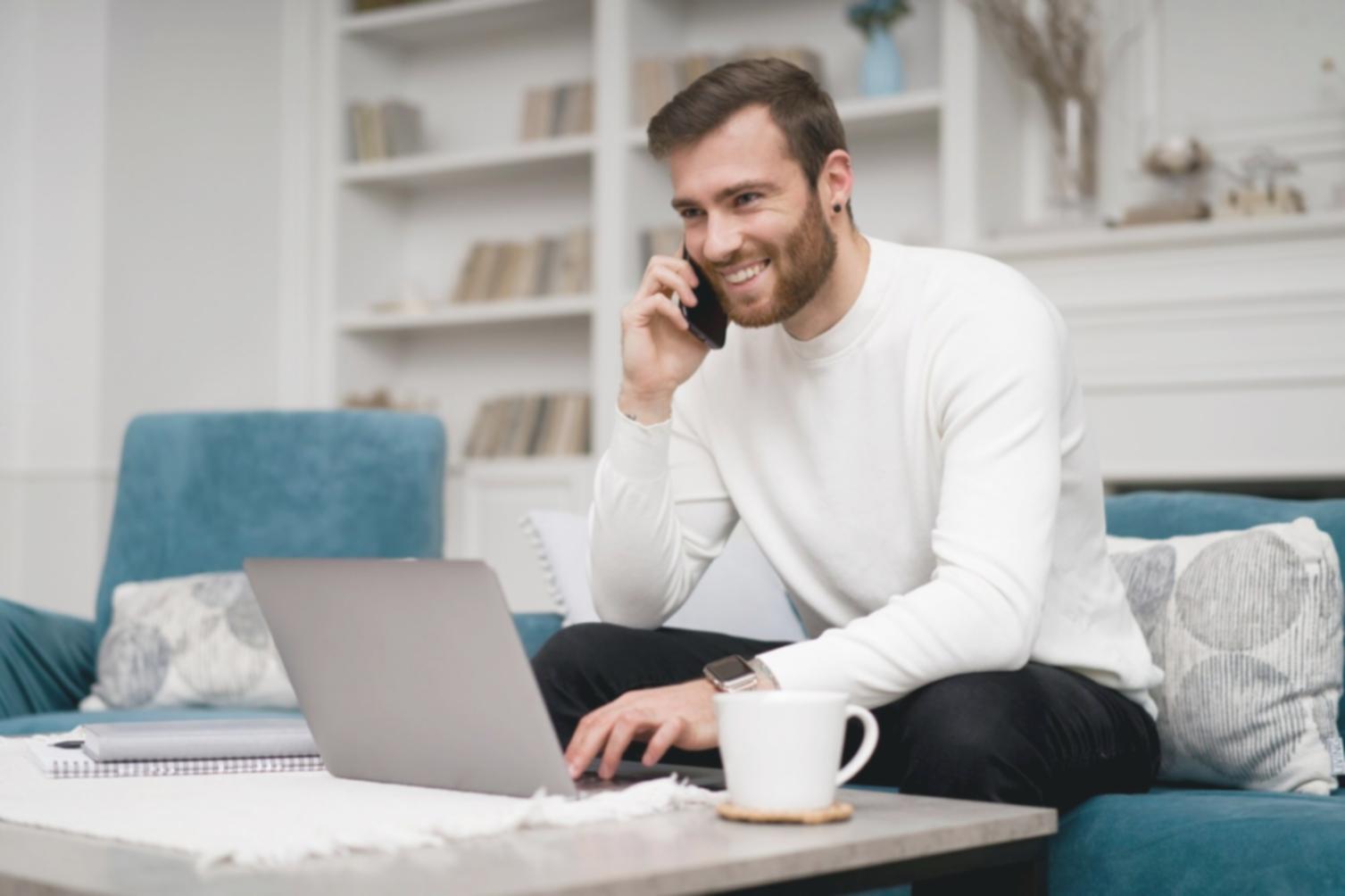 Organisierte Finanzunterlagen und Planungstools auf dem Schreibtisch